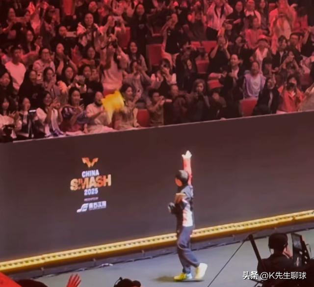孙颖莎在颁奖仪式出洋相了 和曼昱抢着握手 没想到一个举动 球迷沸腾