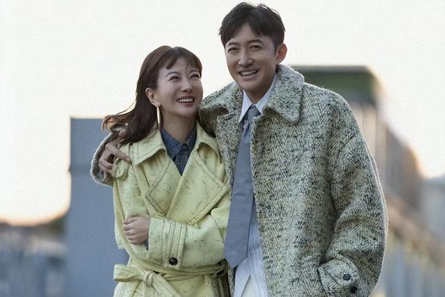 和蒋欣相恋多年，他转身娶了小4岁娇妻，如今妻子和他红透半边天