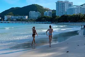 金发碧眼的俄罗斯美女，正挤满三亚的海滩图片