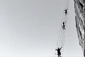 张家界“飞拉达”位于5000英尺高空图片