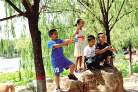 儿童公园捞鱼戏水，丢了文明增了隐患图片