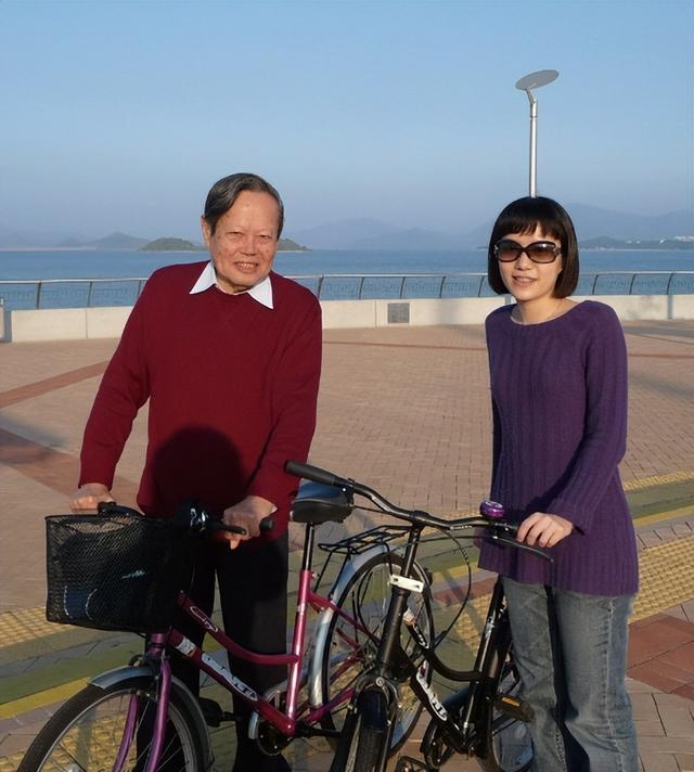看懂杨振宁10年前的预言，才明白无儿无女的翁帆，早被安排好退路