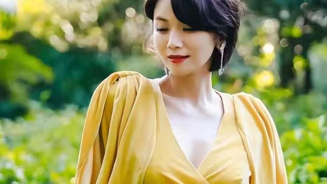 与陈思诚恋爱，和富豪老公闪婚闪离，41岁独自抚养女儿的她成赢家