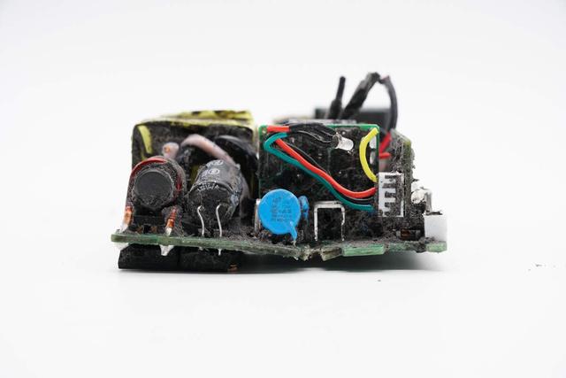 非大型切割机搞不定这大块头！九号1080W ebike新国标充电器拆解