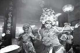 法媒：传统英歌舞在现代“炸街”图片