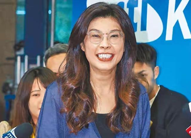 郑丽文不装了？国台办回应武统后，郑丽文宣称：绝不放弃武力保台