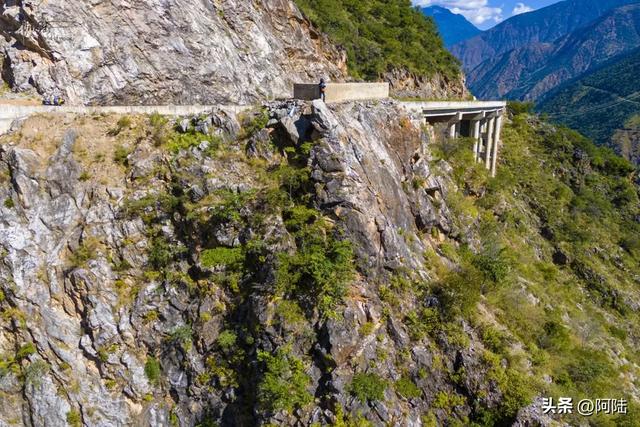 独立悬崖之巅,俯瞰壮美金沙江,尽情领略其“如玉”的一面