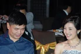 富豪丁健为娶前央视主持人，与原配妻子一亿分手费，两孩子不要了图片