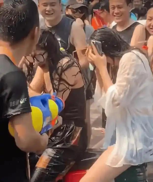 滚出中国！云南泼水节炸出一群“男流氓”，当众扒衣喷私处太龌龊