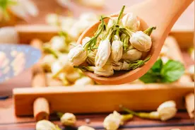 夏季蚊虫多，中草药驱蚊消肿有妙招，老中医教您自制中药香囊图片