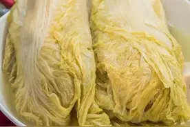 腌酸菜，只放盐是外行，牢记3个窍门，酸爽可口，放1年不烂不生花图片