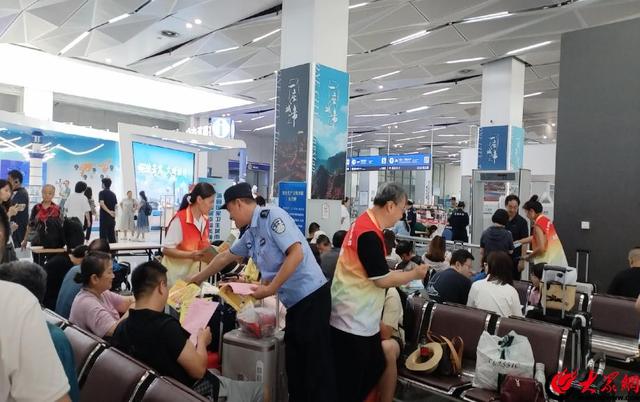 “海上旅游 文明‘邮’你”！市北区“志愿红”携手港航“警察蓝”倡导邮轮文明旅游