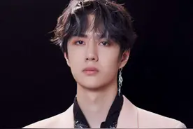 央媒怒批！不识字、学历造假的4位“文盲明星”，凭什么备受追捧图片