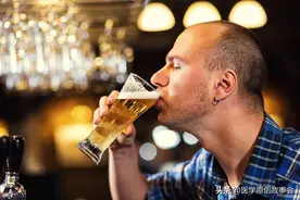 提醒所有爱喝酒的人：牢记4个酒后猝死前兆，一旦出现及时就医图片