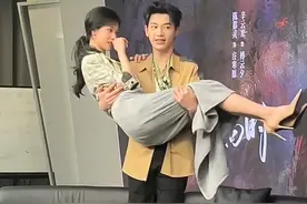 陈都灵长得很美，可是看上去太瘦了，她那细长的脖子很是惹人注目图片