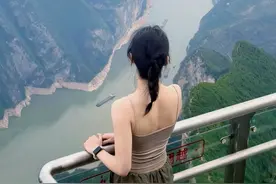 重庆应该没有比这更震撼的风景了，爬了三峡之巅，轻舟已过万重山图片