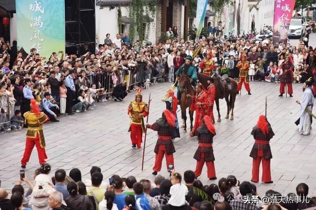 千年古城，一天24万人涌入，门都给挤爆了！