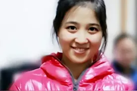 1990年，重庆36岁男子捡到女婴，终身未娶供她读书，后面怎么样了图片