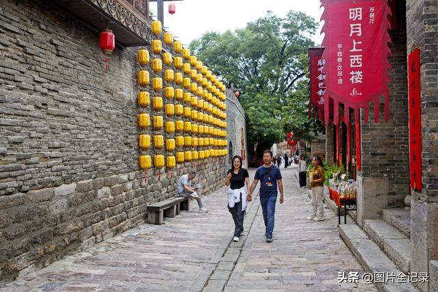 山西介休：张壁古堡暑期旅游升温