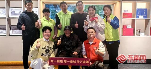 骑行30年的九旬老人 在武夷山点赞：福建人民真“中”