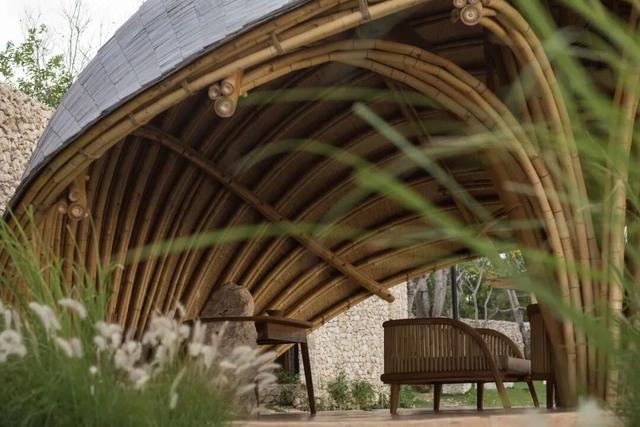 巴厘岛度假村上新！以魔鬼鱼为灵感的竹构建筑漂浮海天之间