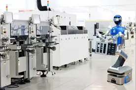 具身智能机器人“进厂打工”，首次想造芯片｜智能涌现“机器人+”图片