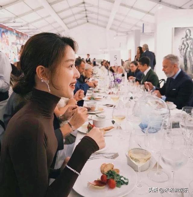 章泽天英国赴宴富商圈，一身打扮与身材引网友热议