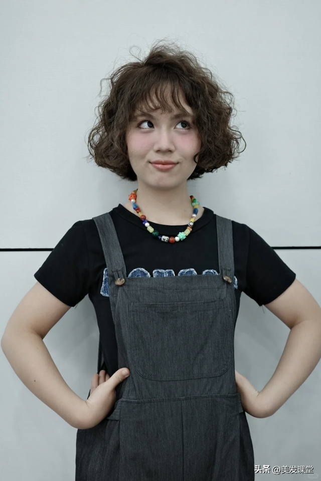 三种很流行的女生烫发发型， 慵懒蓬松很优雅，极具高级感