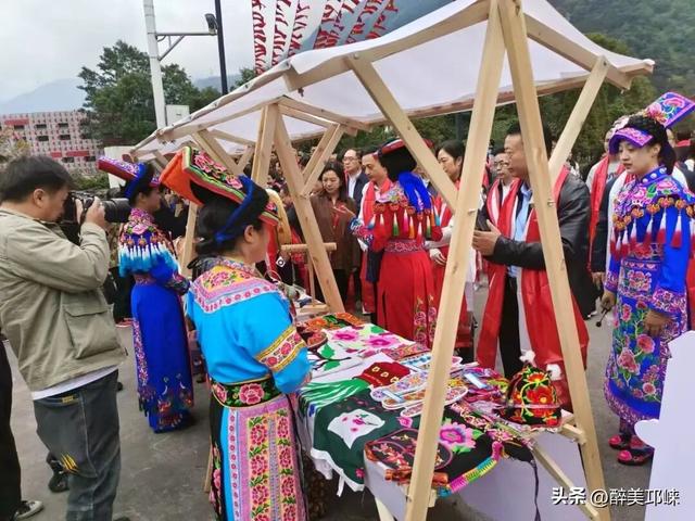 南宝山藏不住了！南宝山村糖会撞档羌历年，咖啡配羌舞，机器人都来跳沙朗