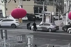 呼和浩特一老人斑马线上被车撞倒，女车主称只能承担一千块，保险公司说有的费用能报，有的不能报图片