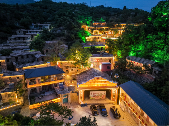 在太行山红石古村，点亮三百盏暖黄灯光的云阶客栈，成了晚归人最温柔的巢