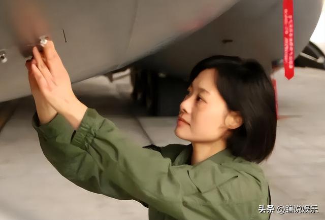 阅兵女机长身份曝光！私生活被扒牺牲太大，老公不简单，央视点名