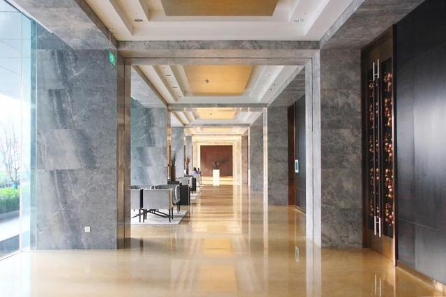 在北京，不买学区房，带女儿住五星级酒店上学