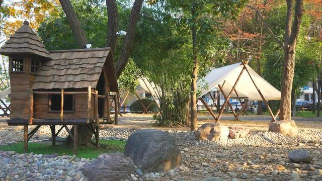 硚口区“就地取材”激活小微空间 育苗基地变身“森系”游园 市中心就能畅快体验:森林溯溪 + 露营 + RC越野