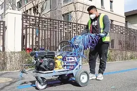 增加新停放点 翻新施划原有线框 城管多举措督促共享单车运营企业解决停车难问题图片