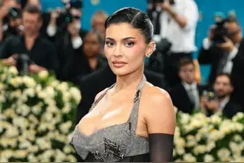 欧美红毯：Lisa大胆着装，刘雯穿跑题，“美人鱼”演员胖变形图片