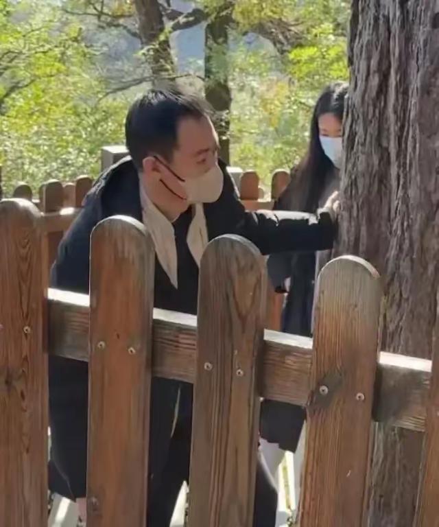辛柏青带17岁女儿寺庙祈福！女儿长的很像妈妈朱媛媛，李乃文陪着