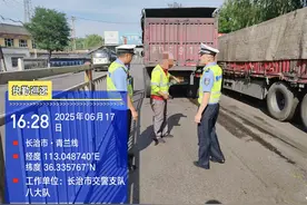 货车故障堵路口 长治交警排险保畅通图片