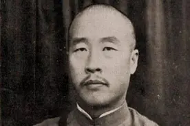 韩复榘审问土匪头子张黑脸：你为匪多年抢了不少钱，为何在卖豆饼图片