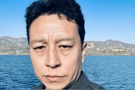 中年人的年龄00后的思想。一夜之间爆火朋友圈！所以他到底是谁？图片