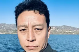 中年人的年龄00后的思想。一夜之间爆火朋友圈！所以他到底是谁？图片