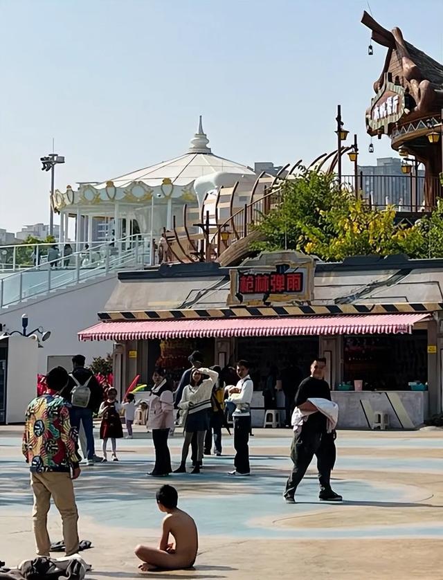 今年三伏天有点怪：北边装空调 南边下大雨 商场人挤人 人都不敢出门
