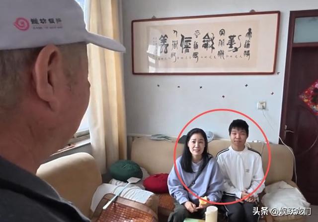 寻亲遇亲叔后续：空手上门、晚辈先动筷，网友曝靠诋毁中国赚外币