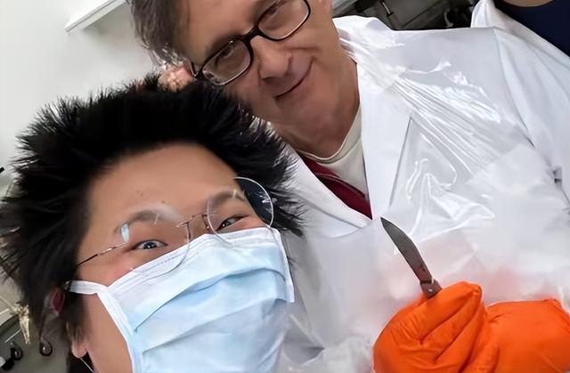 毕福剑没想到，如今硕士毕业的女儿，竟和前妻过上高攀不起的生活