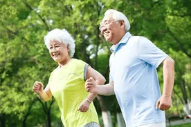 坚持做提肛运动的老人，一段时间后怎样了？这4大好处会慢慢显现图片