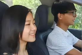 女友下班经常坐男同事的车回来，怎么办？图片