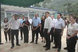 黄汝生率百色市代表团访问越南图片