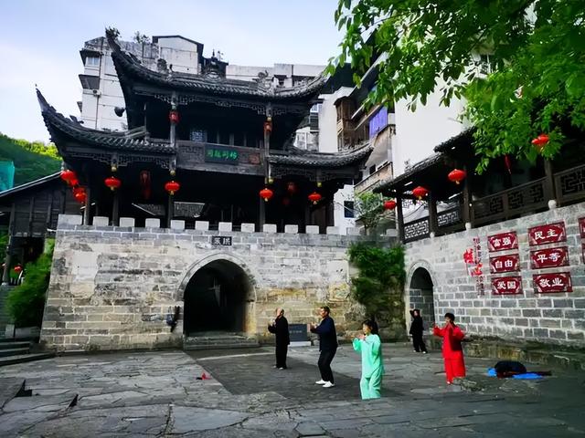 重庆冷门县城，至今没有铁路过境，被高铁遗忘，却暗藏世界级景点