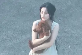 范冰冰小区里遛狗被偶遇，短裤汗衫不修边幅，有点邋遢图片