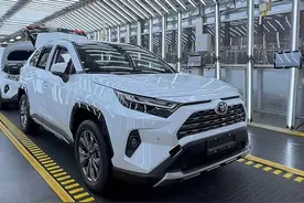 售价调低7千，外观内饰小升级！2024款丰田RAV4荣放买哪款好？图片